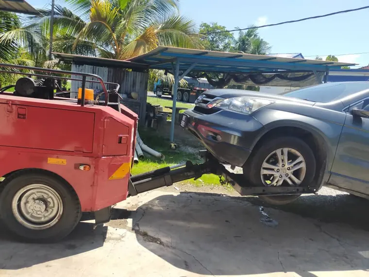 Lori tunda kami menarik (wheel-lift) Honda CR-V di kawasan kampung Kelantan, servis tarik